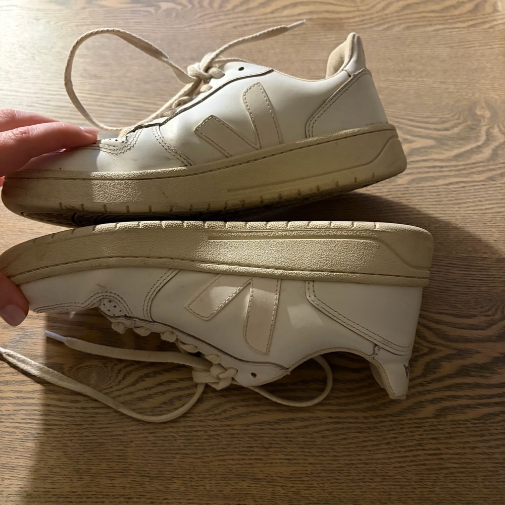 Veja V 10 All White Sneakers size 7 - Picture 5 of 9